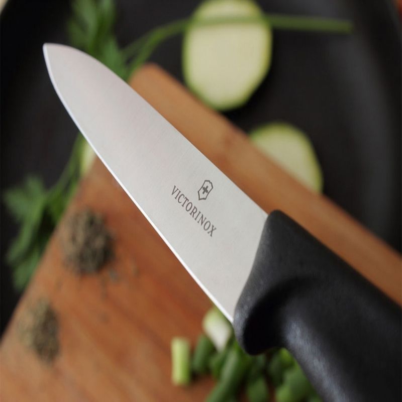 Кухонный нож Victorinox SwissClassic Paring 6.7703 черный