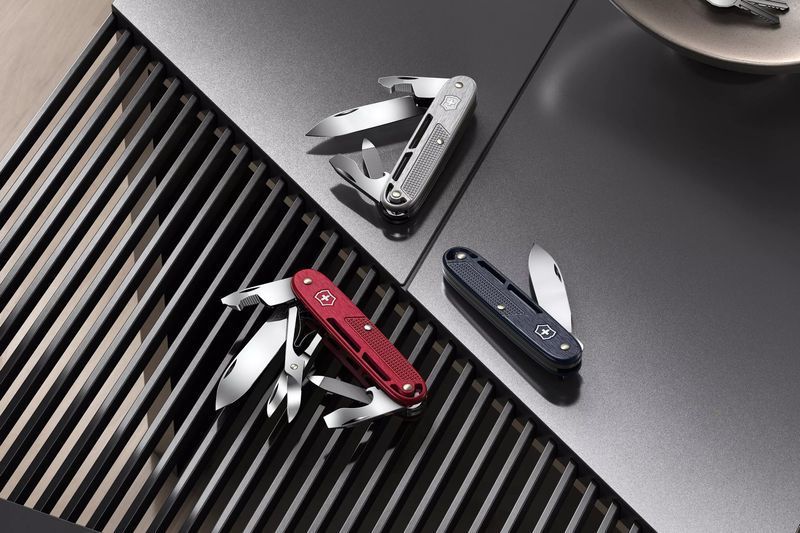 Складной нож Victorinox (Швейцария) из серии Synergy.