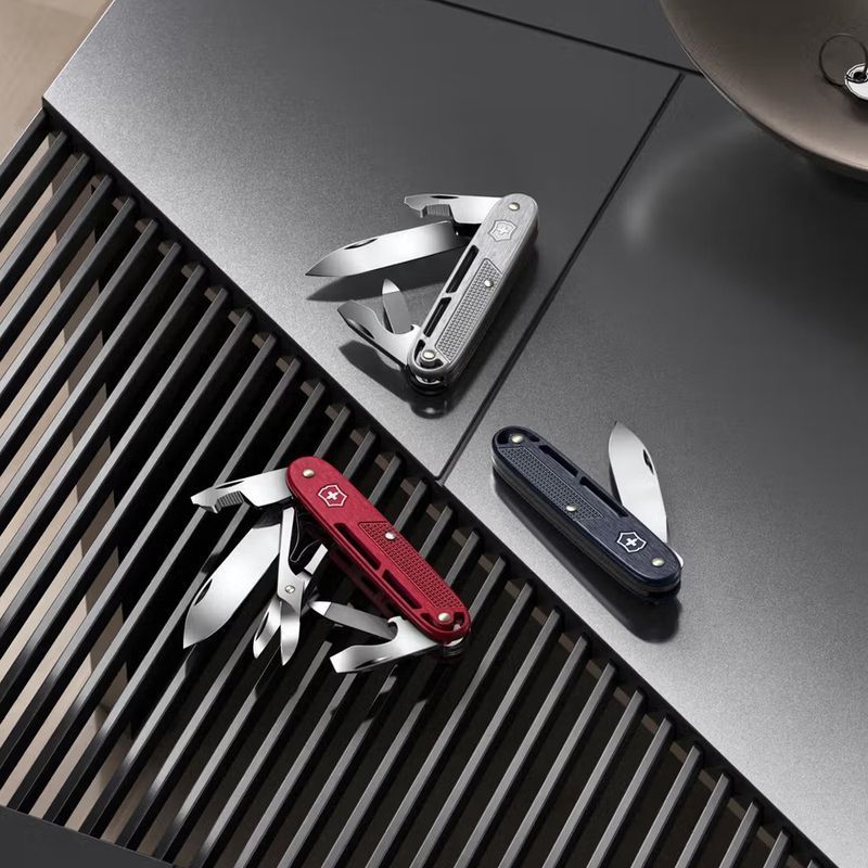 Складной нож Victorinox (Швейцария) из серии Synergy.