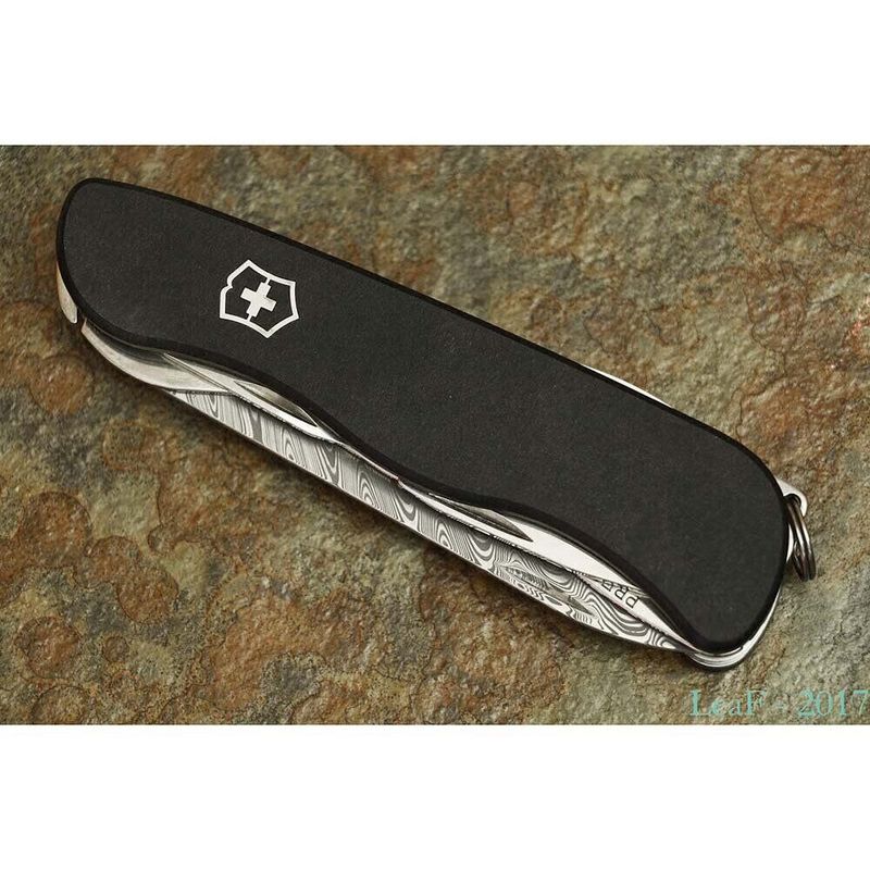 Складаний ніж Victorinox (Швейцарія) із серії Outrider.