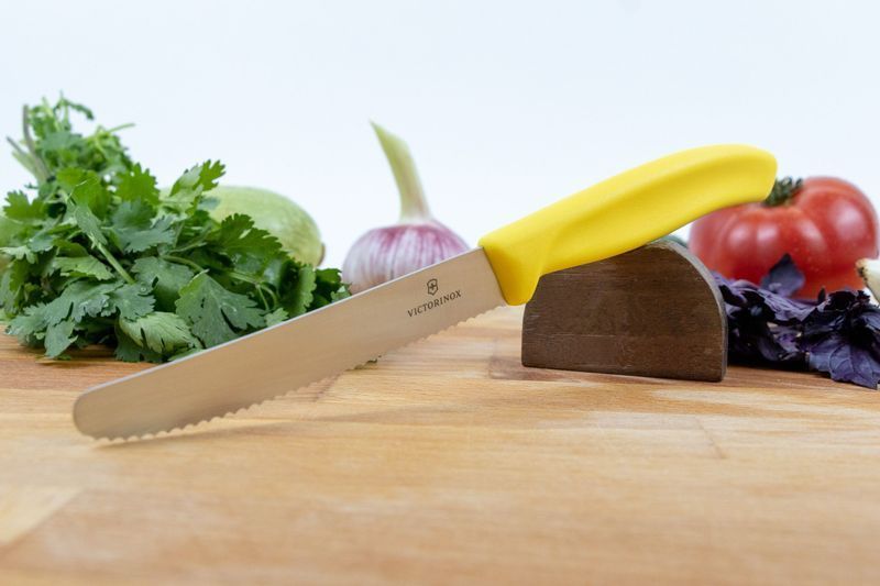Кухонный нож Victorinox SwissClassic Tomato&Table 6.7836.L118 желтый