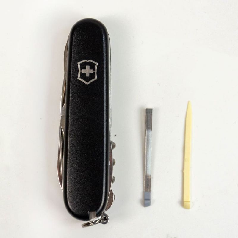 Складаний ніж Victorinox (Швейцарія) із серії Huntsman.