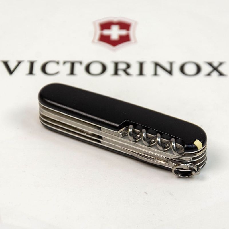Складаний ніж Victorinox (Швейцарія) із серії Huntsman.