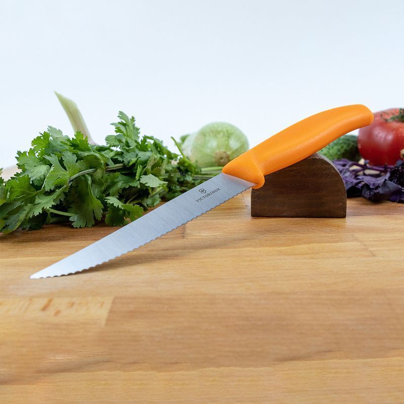 Кухонный нож Victorinox SwissClassic Steak&Pizza 6.7936.12L9 оранжевый
