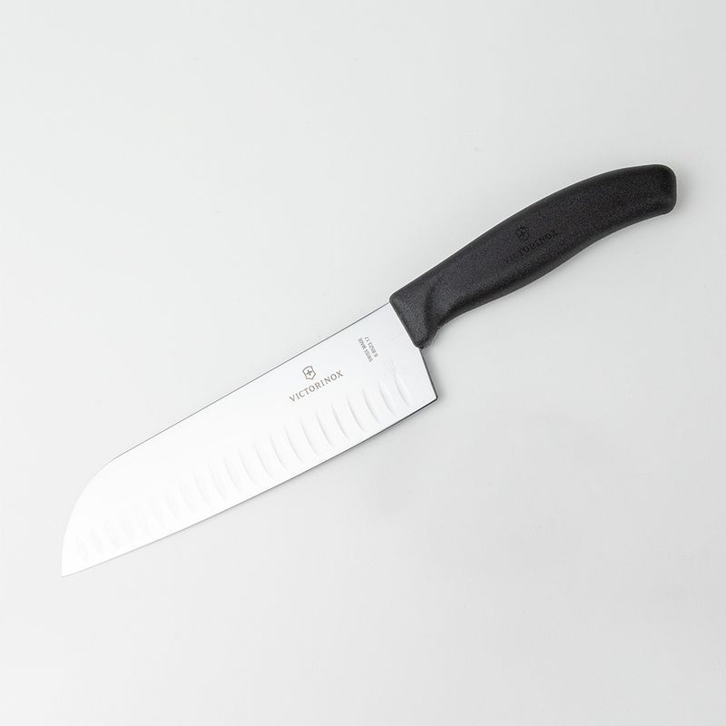 Кухонный нож Victorinox SwissClassic Santoku 6.8523.17B черный