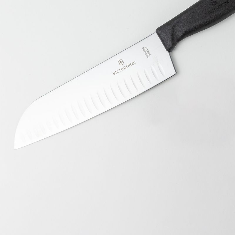 Кухонный нож Victorinox SwissClassic Santoku 6.8523.17B черный