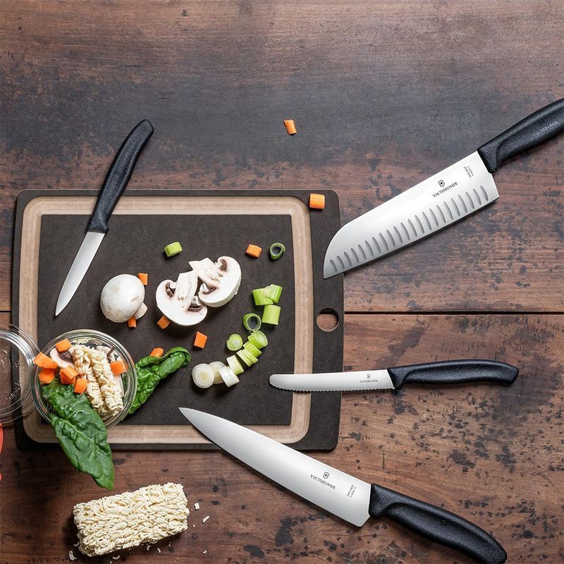 Кухонный нож Victorinox SwissClassic Santoku 6.8523.17B черный