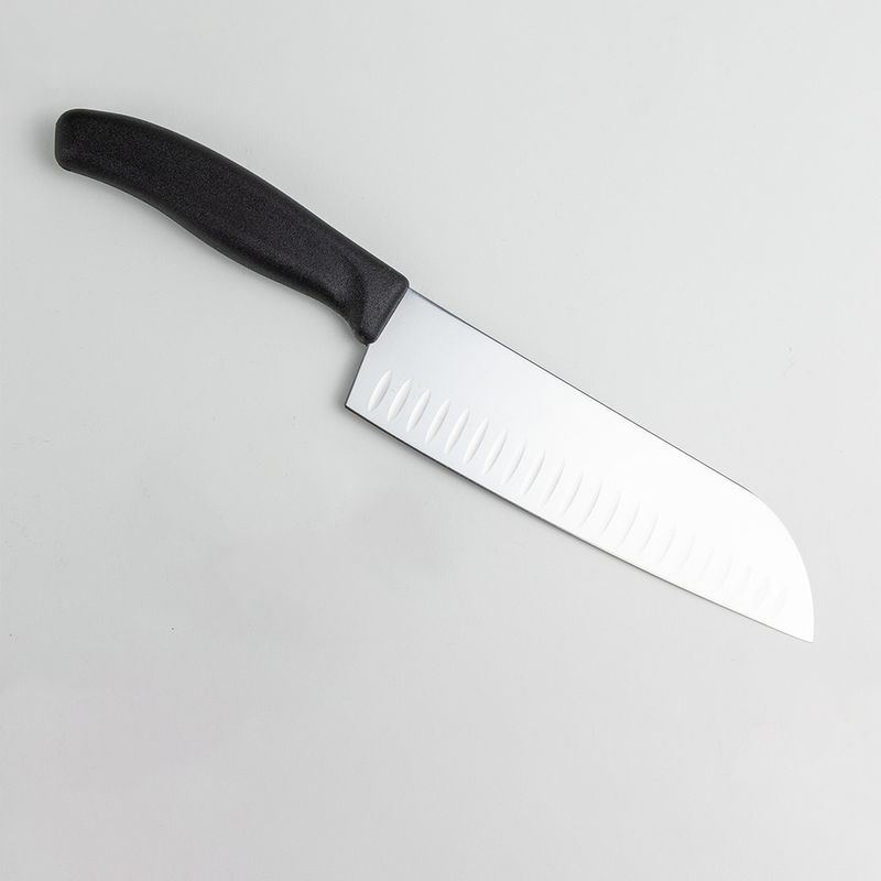 Кухонный нож Victorinox SwissClassic Santoku 6.8523.17B черный